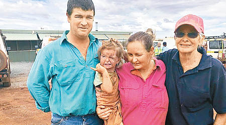 獲救女童（左二）被發現時滿身污泥，但沒有大礙。