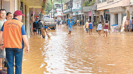 街道被洪水淹沒。