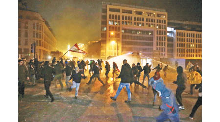 貝魯特爆發大型反政府示威，警方出動水炮車驅散。（美聯社圖片）