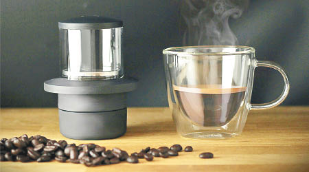 英國出產的「COFFEEJACK」（圖左）號稱「口袋中的咖啡師」