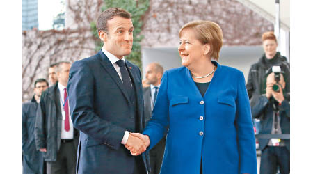 法國總統馬克龍（左）與默克爾（右）出席利比亞和談。