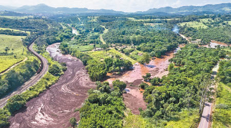 巴西礦場決堤淹村，造成多人死傷。