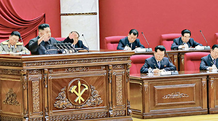 金正恩（左二）去年底出席勞動黨全會。