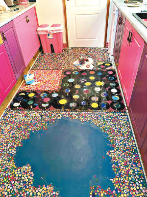 巴頓用前夫的心愛黑膠唱片鋪廚房地板。