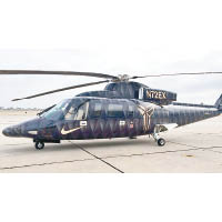 高比不時以其西科斯基S76私人直升機代步。