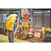 卡拉巴薩斯有民眾在籃球場擺放鮮花，悼念高比。（美聯社圖片）