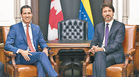 杜魯多（右）與瓜伊多（左）會面。（美聯社圖片）