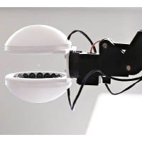 沙克與團隊研發出利用「聲懸浮」現象運作機械臂夾具。
