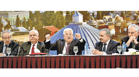 巴勒斯坦自治政府主席阿巴斯（中）拒絕接受協議。（美聯社圖片）