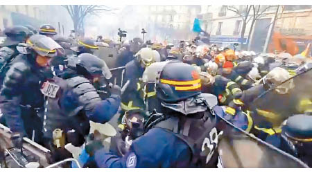 消防員與警察發生衝突。