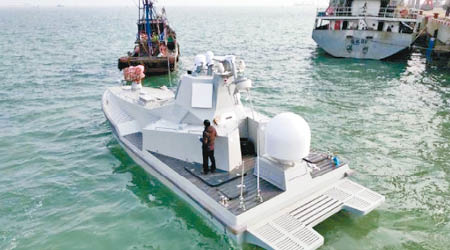 華製無人作戰艇進行海試。