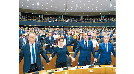 歐洲議會議員手牽手唱起《友誼萬歲》。<br>（中新社圖片）