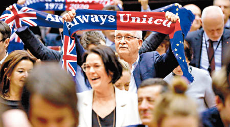 議員高舉印有「永遠團結」的圍巾。