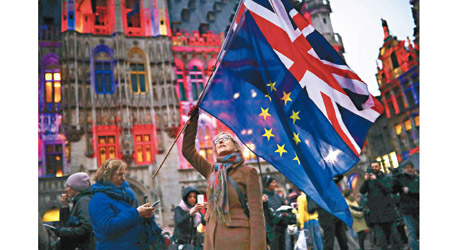 布魯塞爾<br>有人舉起英歐旗以示雙方「友誼」永固。（美聯社圖片）