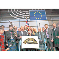 布魯塞爾<br>歐洲議會的英國議員慶祝「執包袱」離開。（美聯社圖片）