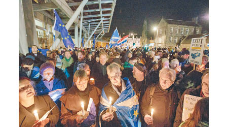 留歐派人士在愛丁堡舉行燭光晚會。