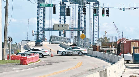 警方封鎖通往海湖莊園的大橋。