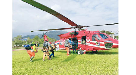 搜救小組乘直升機出發。
