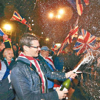 格拉斯哥民眾開香檳慶祝。（美聯社圖片）