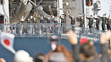 自衞隊員在高波號向民眾揮手道別。（美聯社圖片）