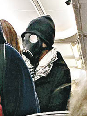 男子戴防毒面具登機。