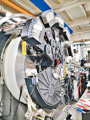 實驗室有很多用於研究宇宙塵埃的儀器。