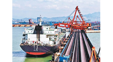 中國去年進口伊朗的原油量大幅下降。圖為去年伊朗石油運至天津港。