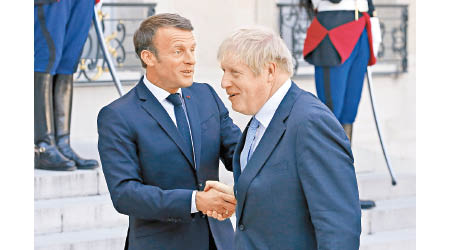 法國總統馬克龍（左）與約翰遜會面。