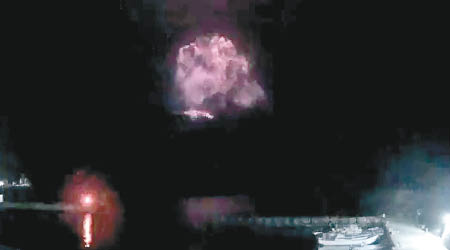 新岳火山噴發。（電視畫面）
