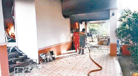 泰國吸毒男燒毀別墅，消防員撲救。