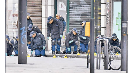 倫敦日前發生持刀恐襲，警員在場搜證。（美聯社圖片）