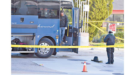 警方在發生槍擊的巴士上調查。（美聯社圖片）