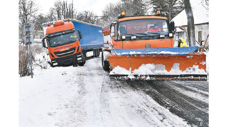 捷克有多輛汽車在雪中受困。（美聯社圖片）