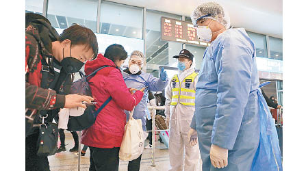 上海公安檢查核查乘客的來源地。（中新社圖片）