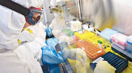 武漢化驗人員在實驗室檢驗肺炎病毒。（美聯社圖片）