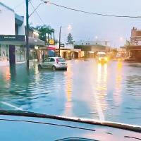 豪雨令東岸多地淹成澤國。