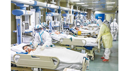 武漢市醫護人員在深切治療部，照顧確診患者。（美聯社圖片）