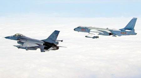掛有導彈的F16戰機（左）近距離監控解放軍的轟6轟炸機。