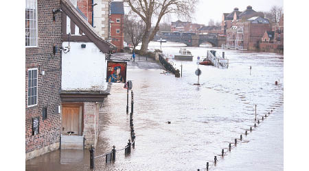 英國多地暴雨成災。（美聯社圖片）