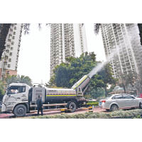 番禺<br>廣州番禺區出動大型霧炮車為祈福新村消毒。（中新社圖片）