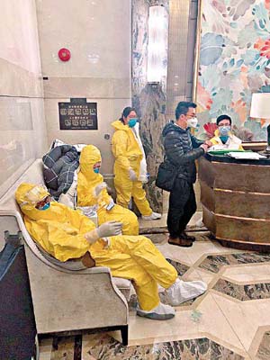 廣州<br>海珠區防疫人員在大廈戒備。