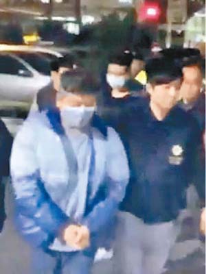 涉案疑犯（左）被捕。