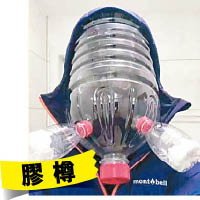 民眾用膠樽及膠桶製防毒面具。