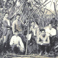 渡邊智哲（右三）曾在台灣的製糖廠工作。（黑白圖片）