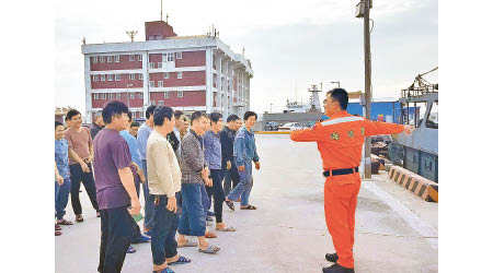涉非法抽沙的大陸船員被台灣海巡人員調查。