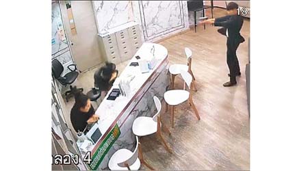 槍手闖入曼谷商場內一間美容診所，向女職員連開多槍。
