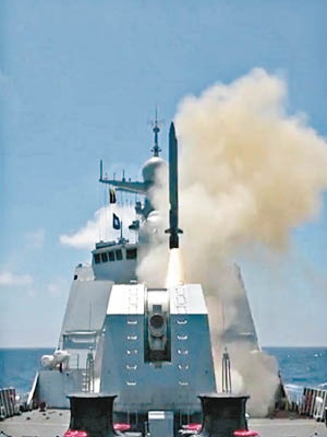 驅逐艦演練發射導彈。