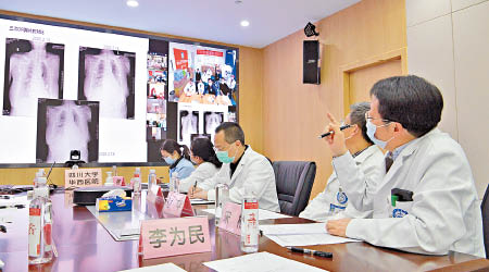 四川大學華西醫院專家以5G遠程系統，會診患者的肺部影像片。（中新社圖片）
