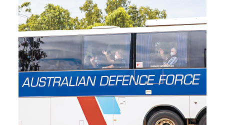 撤離者乘巴士抵達澳洲達爾文。（美聯社圖片）
