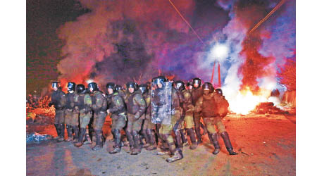 有示威者縱火與防暴警察衝突。（美聯社圖片）
